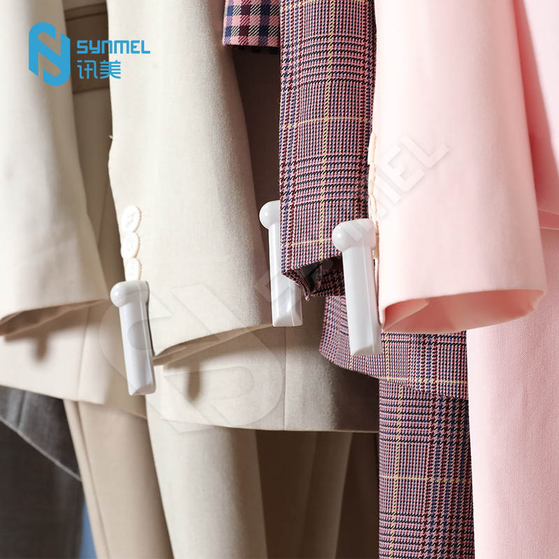 Quel est l'effet des mini-étiquettes de crayon sur les vêtements?